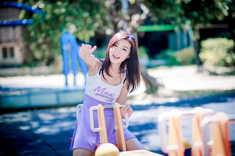 庞统正要说话，地面突然震颤起来，众人下意识的抬头看去，却见一支骑兵正在向这边赶来，速度不快，人数也只有数十人，但却有一股面对千军万马奔腾而来的气势，沿途所过，百姓下意识的避让开。